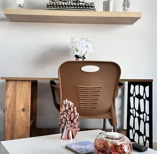 New Renovated 1 Bedroom Flat North 5a * 尼科西亚