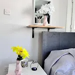 New Renovated 1 Bedroom Flat North 5a Lejlighed *
