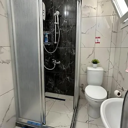 New Renovated 1 Bedroom Flat North 5a Apartment