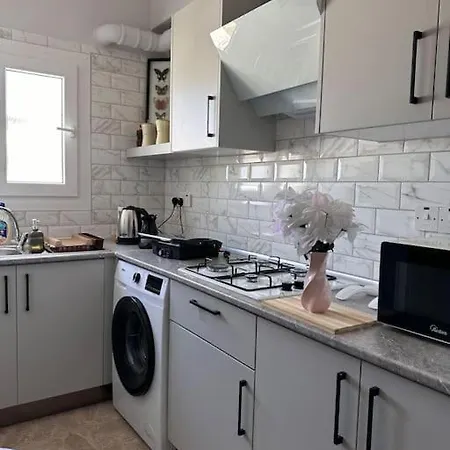 New Renovated 1 Bedroom Flat North 5a Lägenhet